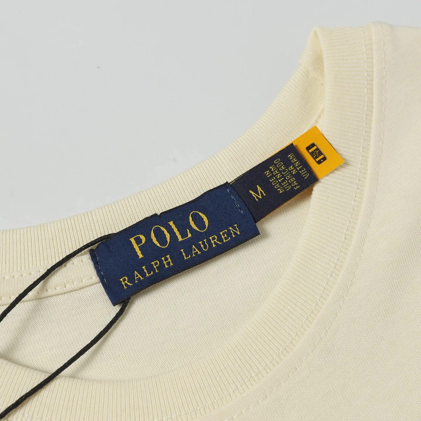 P126 Style number: 508 Ralph Lauren/Ralph Lauren 25ss new summer 3D silicone Polo embossed round neck T-shirt. The main logo on the neck has a QR code mark, which can be scanned for verification. It uses 3D silicone three-dimensional English letter logo embossing to distinguish low-low products on the market. 32 counts, 240g hydrophilic toner, 100% cotton fabric, comfortable and soft, highly breathable, focusing on high-end cost-effectiveness, needless to say good quality. Available in a variety of colors, both boys and girls can try this genderless style, giving them a yuppie tone in no time. Immerse yourself in your leisurely style, and have your own style in retro. Natural, vivid and very French romantic feelings, perfectly integrating youthful atmosphere and trend. Color: off-white, navy blue, dark green, light green Size: S-xL S Shoulder width 44 Bust 104 Sleeve length 23 Clothing length 72 M Shoulder width 45 Bust 108 Sleeve length 24 Clothing length 74 L Shoulder width 46 Bust 112 Sleeve length 25 Clothing length 76 xL Shoulder width 47 Bust 116 Sleeve length 26 Clothing length 78